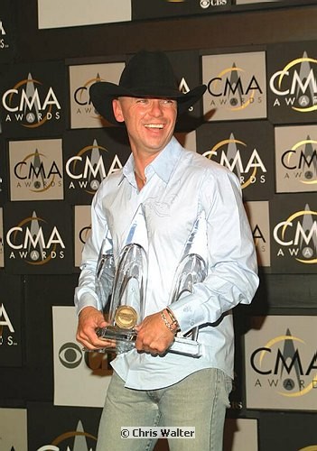 Photo of Kenny Chesney - Entertainer Of The Year<br>at the 38th CMA (Country Music Association) in Nashville, Nov 9th, 2004. Photos by Chris Walter. , reference; DSCF0896a