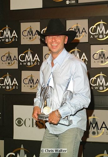 Photo of Kenny Chesney - Entertainer Of The Year<br>at the 38th CMA (Country Music Association) in Nashville, Nov 9th, 2004. Photos by Chris Walter. , reference; DSCF0897a