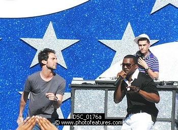 Photo of Maroon 5's Adam Levine and Kanye West performs at the NFL Opening Kickoff 2005 at the Los Angeles Coliseum , reference; DSC_0176a