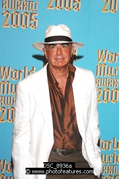 Photo of Robert Shapiro at  Arrivals for 2005 World Music Awards  at Kodak Theatre in Hollywood. 8-31-2005.<br>Photo by Chris Walter/Photofeatures , reference; DSC_8936a