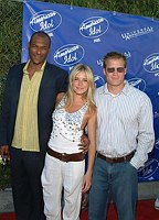 Sienna Miller with Colin salmon and Mark Valley from &quotKeen Eddie" at the finals of the second series of &quotAmerican Idol' at Universal Amphitheatre.