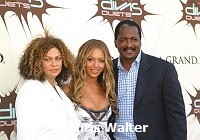 Beyonce Knowles <br>and her Parents Tina and Matthew Knowles at VH1 Divas in Las Vegas