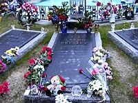 Photo of Elvis Presley grave at Graceland<br>