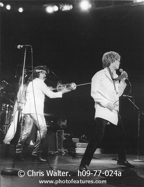 Daryl Hall and John Oates h09-77-024a photography by © Chris Walter Photo of Daryl Hall and John Oates for media use , reference; h09-77-024a,www.photofeatures.com