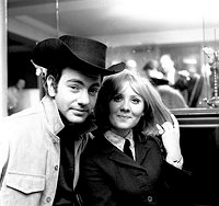 Photo of Neil Diamond and Lulu 1967 celebrate Lulu recording his &quotThe Boat That I Row"<br> Chris Walter<br>