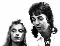 Wings 1973 Linda McCartney and Paul McCartney backstageJuly 6th 1973 Birmingham<br> Chris Walter<br>