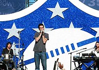 Photo of Maroon 5 performs at the NFL Opening Kickoff 2005 at the Los Angeles Coliseum