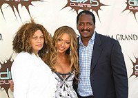Beyonce Knowles <br>and her Parents Tina and Matthew Knowles<br>at VH1 Divas in Las Vegas