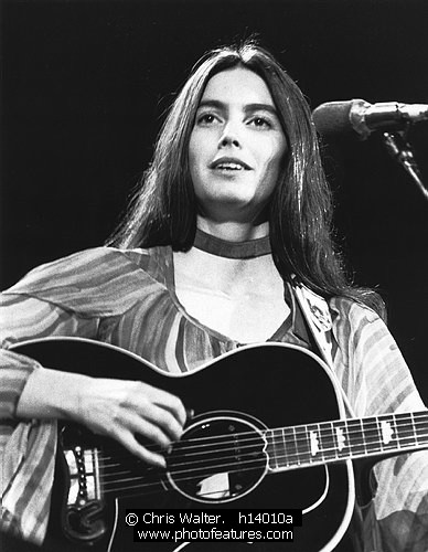 Photo of Emmylou Harris by Chris Walter , reference; h14010a,www.photofeatures.com