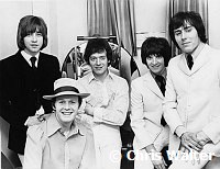 Hollies 1969 Tony Hicks, Bobby Elliott, Allan Clarke, Terry Sylvester and Bernie Calvert<br> Chris Walter<br>